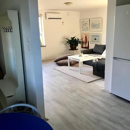 Rymlig Lagenhet I Avdelat Hus Med Egen Parkering Apartment Kaglinge Exterior photo