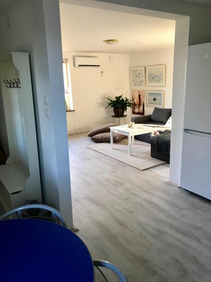 Rymlig Lagenhet I Avdelat Hus Med Egen Parkering Apartment Kaglinge Exterior photo